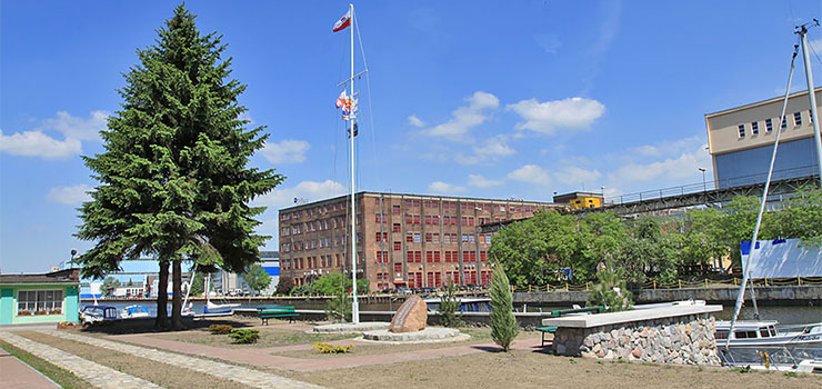 Obelisk niemieckich założycieli i nowy plac flagowy. Zobacz, jak zmieniło się nabrzeże „Fali”