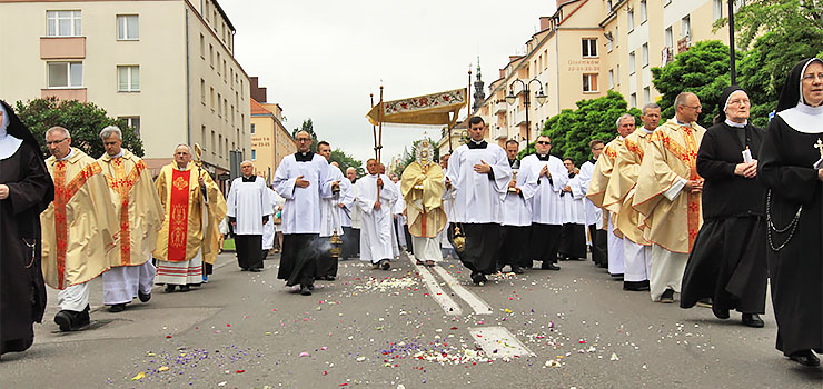 Boe Ciao – wito Eucharystii. Uroczyste procesje przeszy ulcami Elblga - zobacz zdjcia 