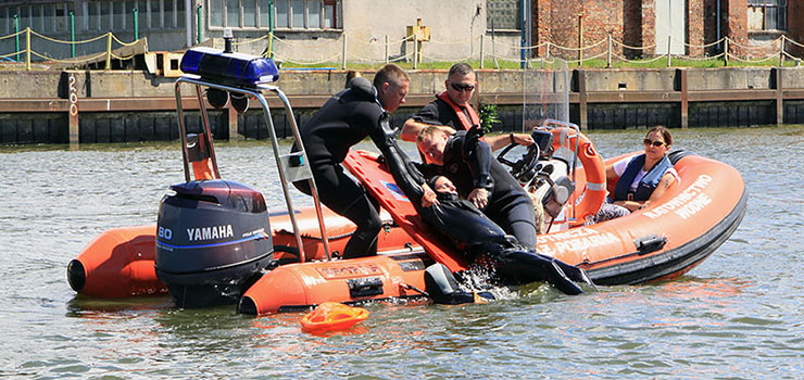 Przez kilka godzin ratowali ludzi z Rzeki Elbląg. Zobacz zdjęcia ze szkolenia OSP i Policji