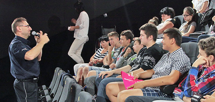 Policja w elbląskim Multikinie. Spotkanie z młodzieżą na temat bezpiecznych wakacji