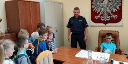 Pierwszaki z „jedenastki” odwiedzi�y komend� 