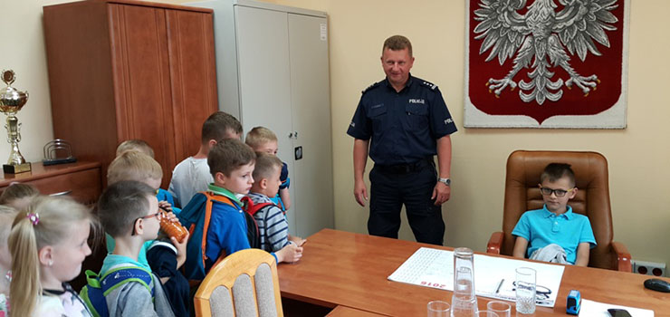 Pierwszaki z „jedenastki” odwiedziły komendę 