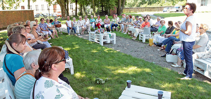 Seniorzy studiują zioła. "Chcemy pokazać, że senior to nie tylko zgred chodzący do kościoła"