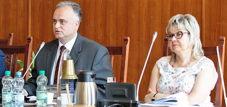 Przewodniczący RM Pruszak zobaczył wyniki i zarządził powtórne głosowanie. "Chyba się nie zrozumieliśmy"