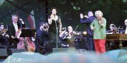 Mimo deszczu koncert si� odby�. Melomani zachwyceni Krain� Barona Cyga�skiego