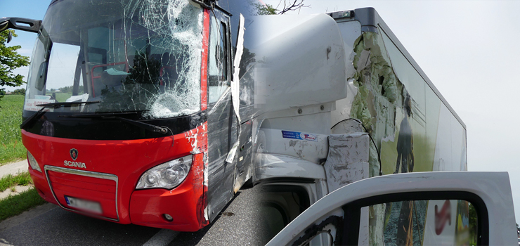 Kazimierzowo: zderzenie autokaru z pojazdem dostawczym. Było groźnie!