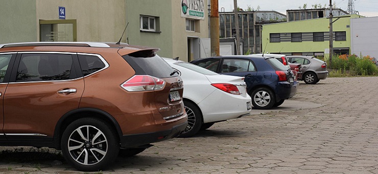 Ochroniarz miał problemy osobiste. Poniszczył auta, których miał pilnować