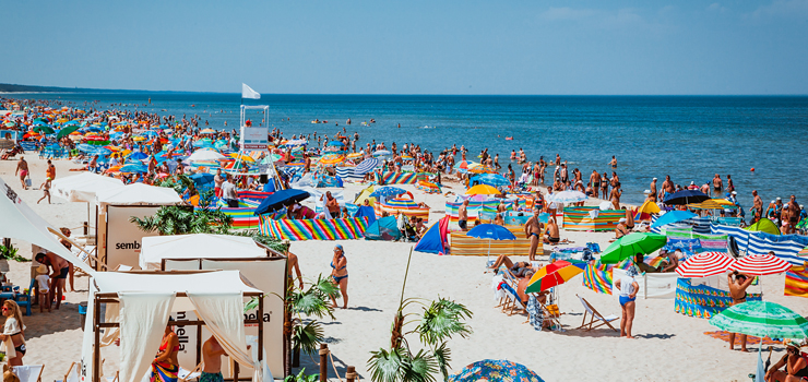 Dlaczego warto reklamować się na Plaży Białej? Sprawdź korzyści dla Twojego biznesu!