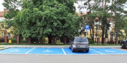 Po 7 miesi�cach uda�o si� pom�c pacjentom Centrum Rehabilitacji "Krasnal". Dla nich powsta�o 8 miejsc parkingowych