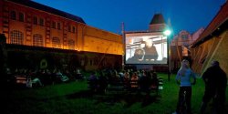 Letnie kino pod chmurk w sobotni wieczr