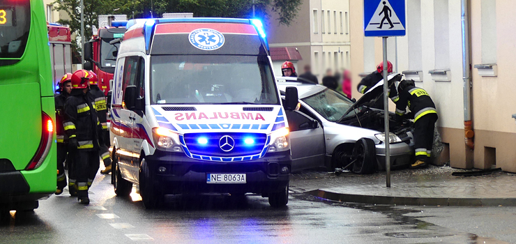 Traugutta: osobówka na ścianie domu. Kierowca z obrażeniami twarzy w szpitalu