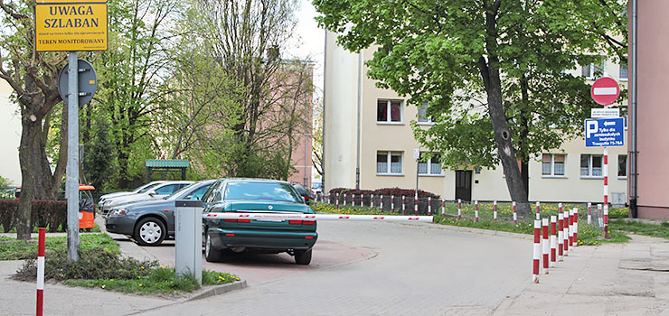 Coraz więcej szlabanów na osiedlowych parkingach. Dla niektórych udogodnienie, dla innych źródło kłopotów