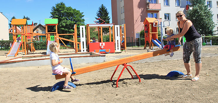 "Nigdzie w Elblągu nie ma czegoś takiego". Na placu przy Kościuszki stanęła Brama Targowa i tramwaj retro