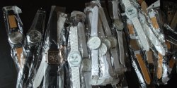 Sprzedawa�a podrobione zegarki