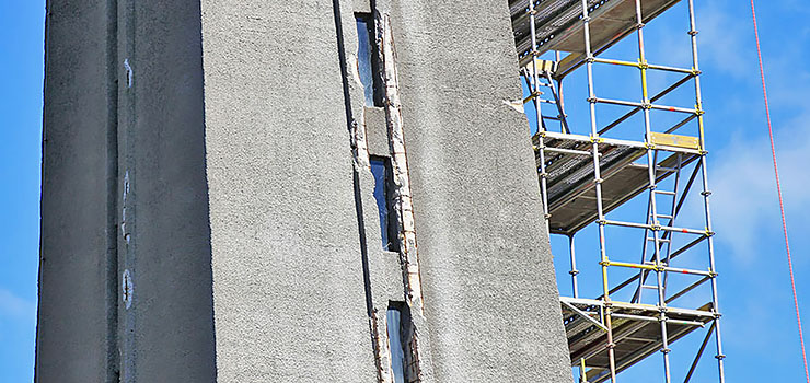 Z wieży kościoła przy ul. Robotniczej odpadają kawałki betonu. Obiekt czeka remont