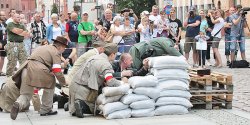 W inscenizacji Powstania Warszawskiego uczestniczy�o 60 os�b - zobacz zdj�cia