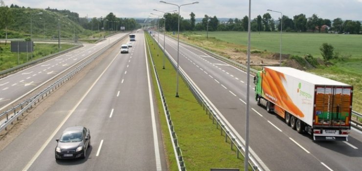 Nieletni rzucali kamieniami w samochody jadące S7. Kto odpowie za powstałe szkody?