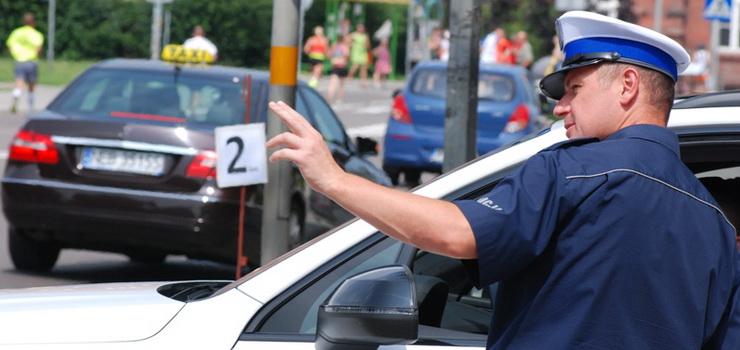 21-latek uderzy w drzewo. Wraz z dwoma pasaerami trafi do szpitala 