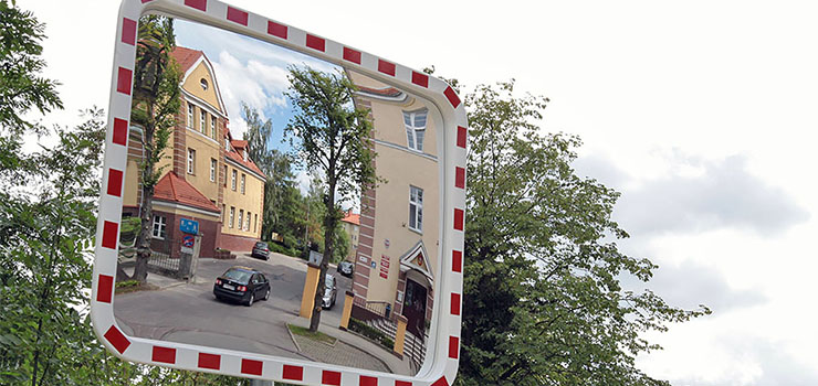 Na Saperów pojawiły się lustra. Będzie bezpieczniej wyjechać z miasteczka szkolnego