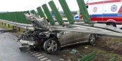 Poważny wypadek na S7. Mercedes wbił się w barierę. Dwie osoby ciężko ranne