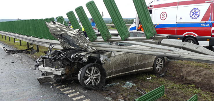 Poważny wypadek na S7. Mercedes wbił się w barierę. Dwie