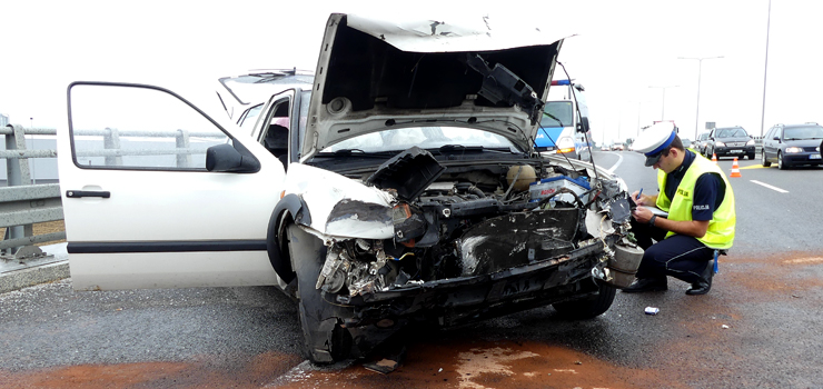 Wypadek na obwodnicy. Auto uderzyo w barier na wiadukcie. Jedna osoba ranna