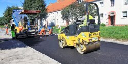 Zniszczone p�yty pokry� asfalt. Modernizacja ul. Daszy�skiego zmierza ku ko�cowi