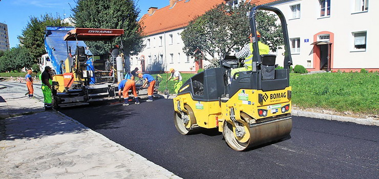 Zniszczone pyty pokry asfalt. Modernizacja ul. Daszyskiego zmierza ku kocowi