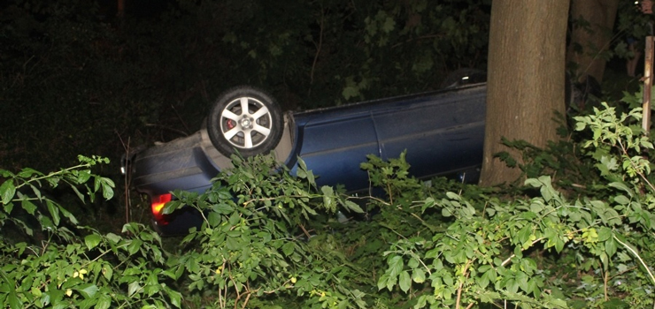 Sztutowo: policyjny pościg za pijanym kierowcą zakończony dachowaniem (zobacz zdjęcia)