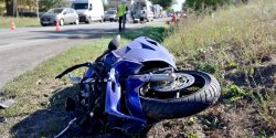 Motocyklem uderzy� w toyot�. Gro�ny wypadek w Pas��ku