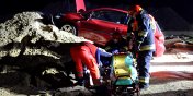 Wypadek w Kazimierzowie. Dwie osoby poszkodowane po uderzeniu autem w pryzmę piasku