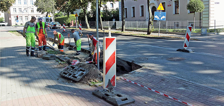 Objazd i utrudnienia na skrzyżowaniu Żeromskiego z Bema. Trwa poszerzanie ulicy