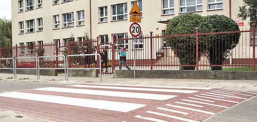 Na ulicach Elbląga przybyły kolejne cztery progi wyspowe. Czy spowolnią ruch w rejonie szkół?