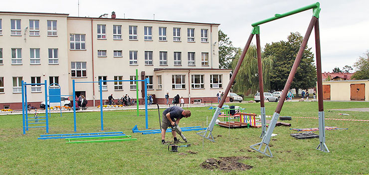Zjazdy linowe, ścianka wspinaczkowa i karuzele. Na Sadowej i Wyżynnej budują place zabaw