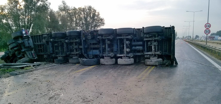 Przewrócony tir zablokował w Kazimierzowie siódemkę (aktualizacja)