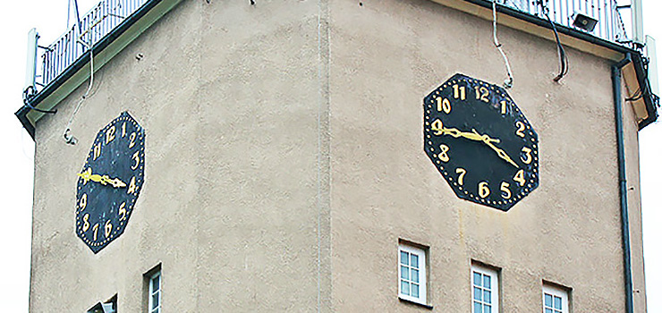 Która godzina? Zależy, z której strony spojrzysz na ratuszowy zegar