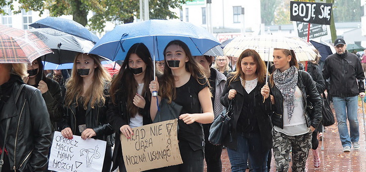 “Bóg dał nam wszystkim wolną wolę, abyśmy mogli decydować o sobie”.  Co elblążanie sądzą o czarnym prosteście?