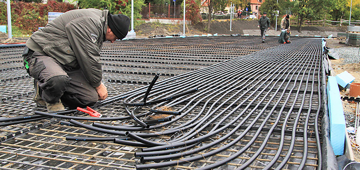 Robotnicy uwijają się jak mrówki. Nowy tor łyżwiarski ma być gotowy do końca października