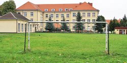 Uczniowie odnowi�, mieszka�cy skorzystaj�. Pi�karskie boisko Za Politechnik� b�dzie jak nowe