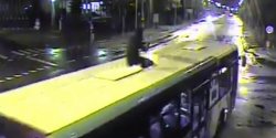 Kaskaderskie wyczyny na dachu jad�cego autobusu! Elbl��anin chcia� zaistnie� w internecie