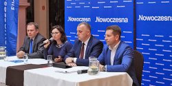 "Jeste�my si�� na scenie politycznej, kt�ra mo�e si� zmierzy� z PiS". Pos�owie Nowoczesnej spotkali si� z elbl��anami