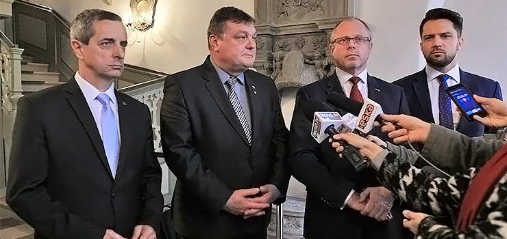 Opozycyjni parlamenatrzyści wyciągnęli rękę do elbląskiego samorządu
