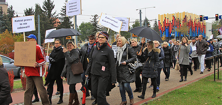 "Oprócz macic mamy mózgi". Elblążanki nie odpuszczają. Za nami kolejny Czarny Protest