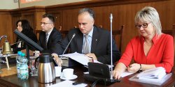 Mieszkaniec zgosi ch zabrania gosu podczas sesji RM i... nie przyszed na czas
