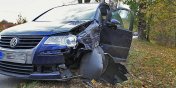 Wypadek w Dąbrowie. Kierowca Tourana przysnął za kierownicą i otarł się o śmierć