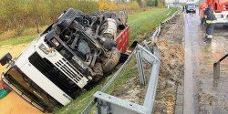 Fatalne warunki na drogach. Tir w rowie przy obwodnicy Elbl�ga 