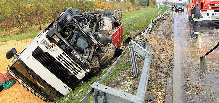 Fatalne warunki na drogach. Tir w rowie przy obwodnicy Elbląga