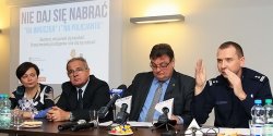 „Twoja babcia i dziadek to frajerzy”. Zobacz, w jaki spos�b policja chce chroni� osoby starsze przed oszustami