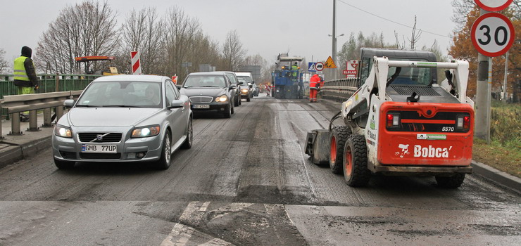 Ruch wahadowy na wjedzie do Elblga. Trwa remont mostu na Warszawskiej