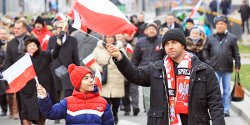 "�yjemy w pi�knym, wolnym kraju, cieszmy si� z tego" Elbl��anie �wi�tuj� 11 listopada